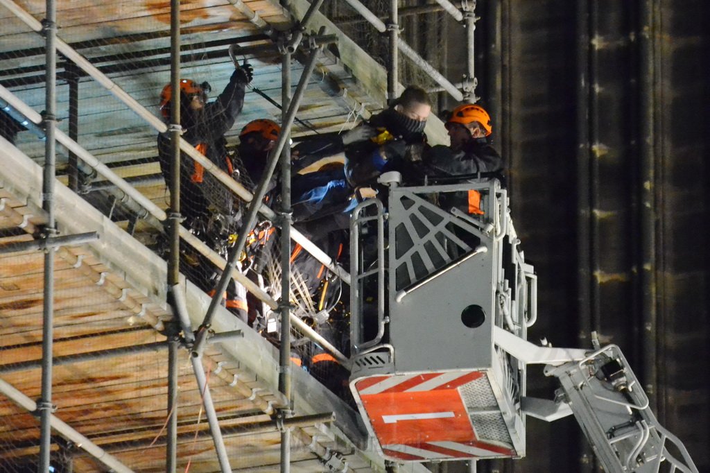 Einsatz BF Aktivisten auf Geruest vom Koelner Dom P307.JPG - Miklos Laubert